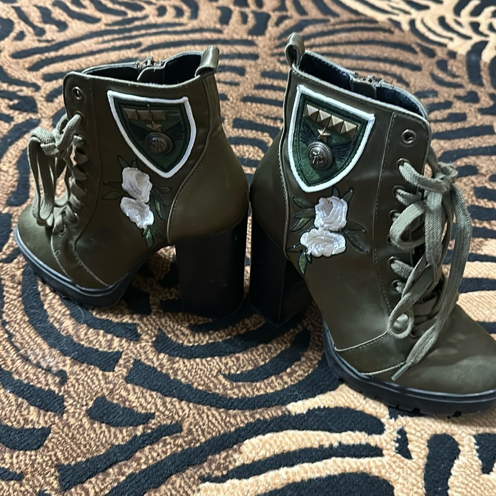 Steve Madden size 6 Silk Green Army Inspired Boots